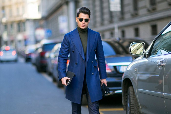 Синее пальто в образе мужчины