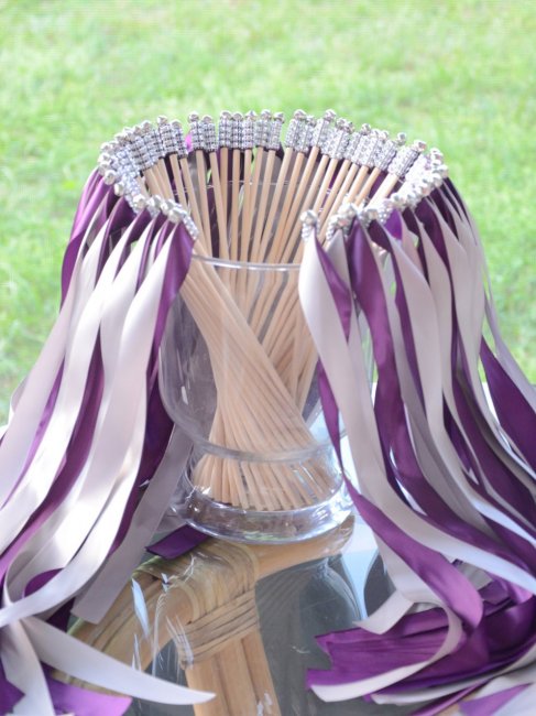 Свадебными палочки с фиолетовой лентой