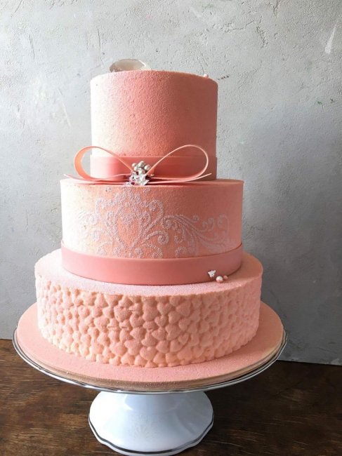 Свадебный торт с велюровым покрытием