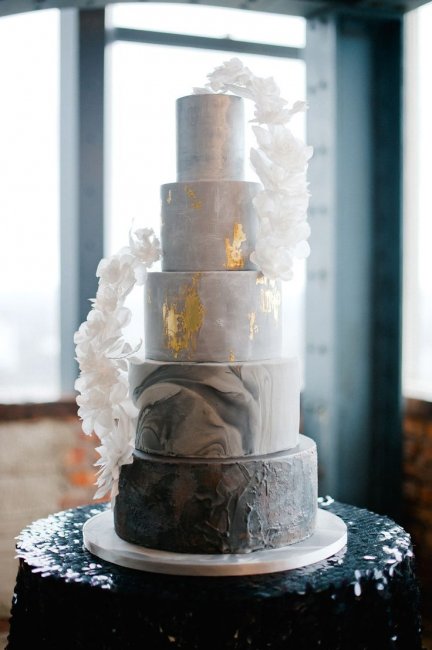 Серый свадебный торт с золотом