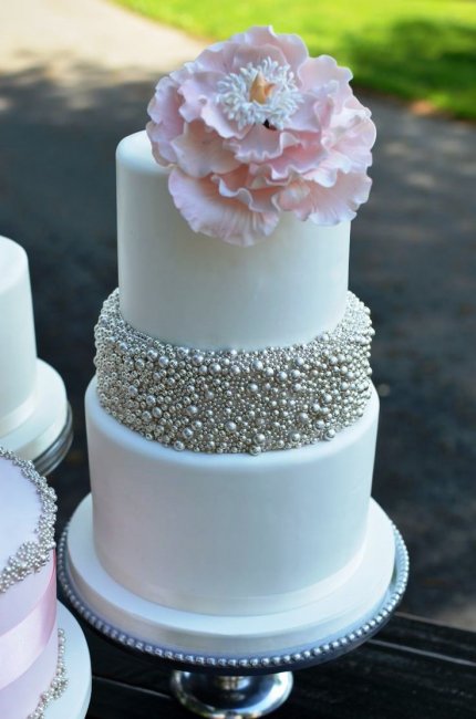 Свадебный торт с жемчужным декором