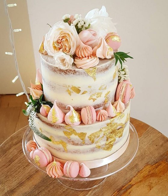 Свадебный торт с декором безе