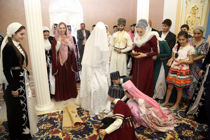 Невесту встречают в доме жениха
