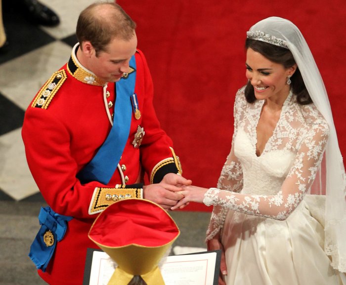 Принц Уильям с трудом надел кольцо своей возлюбленной