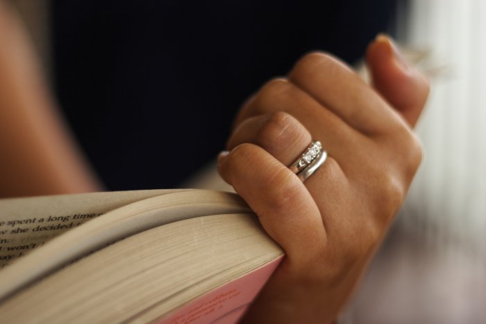 Обручальное и помолвочное кольцо на одном пальце