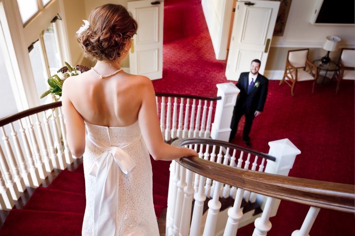 Невеста спускается к жениху по лестнице