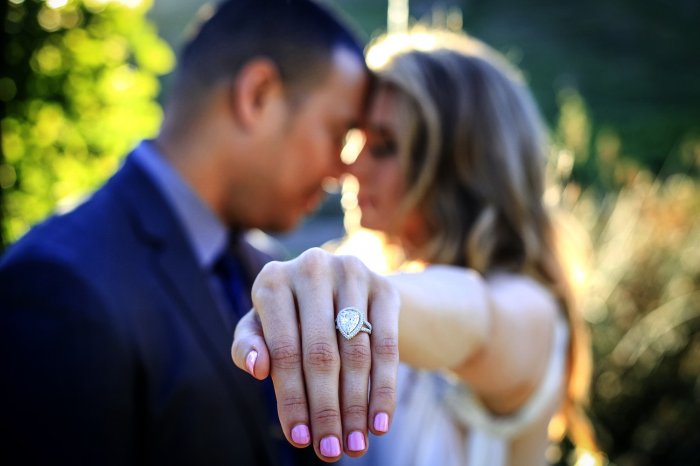 Вариант селфи кольца с женихом и невестой на фоне