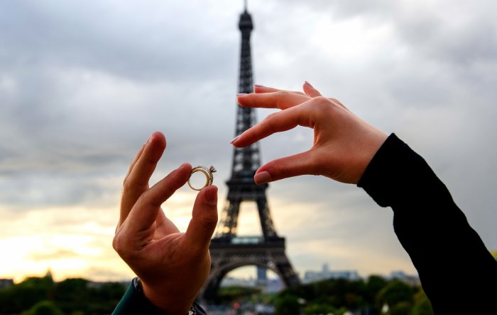 Помолвочное кольцо на фоне Эйфелевой башни