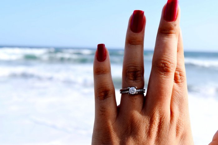 Фото помолвочного кольца на фоне моря