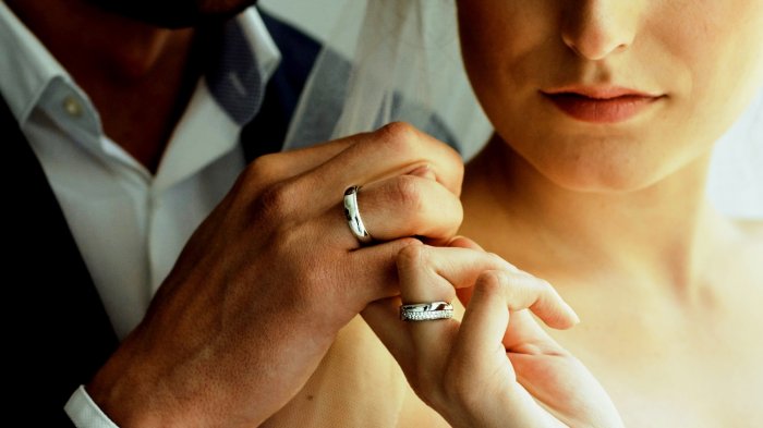 Обручальное кольцо 8 мм шириной фото на руке
