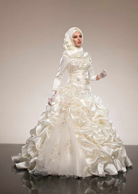 Атласное свадебное платье арабской невесты
