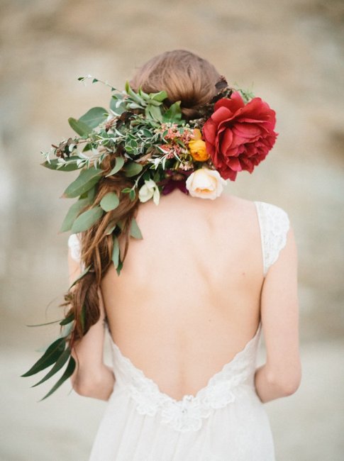 Живые цветы в волосах невесты