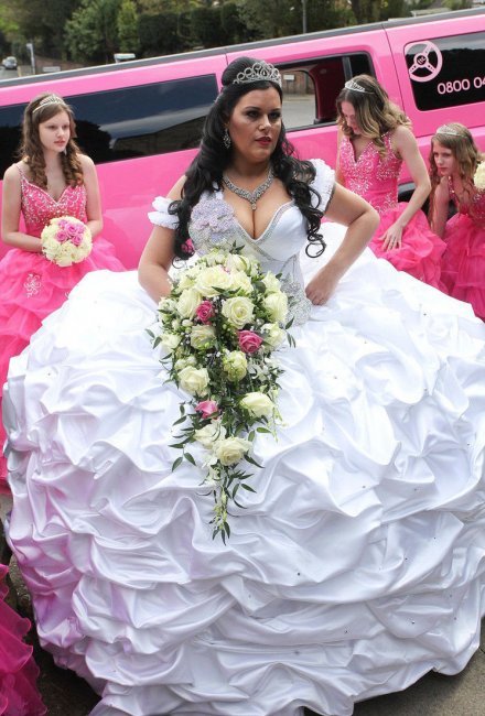 Огромное свадебное платье в виде пирожного-безе