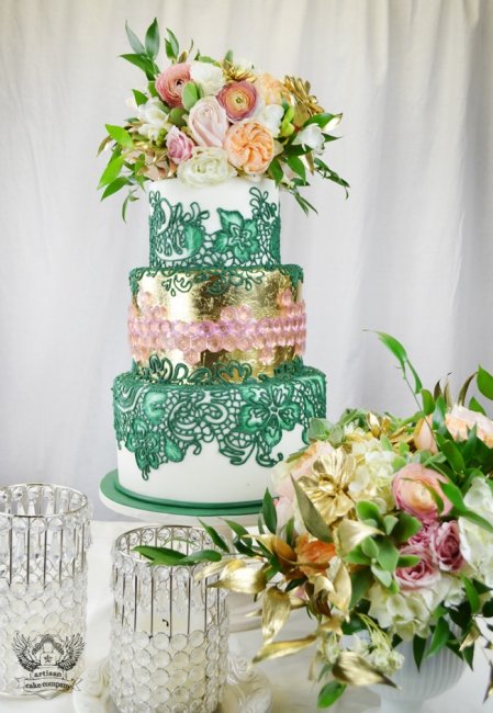 Украшение торта на изумрудной свадьбе