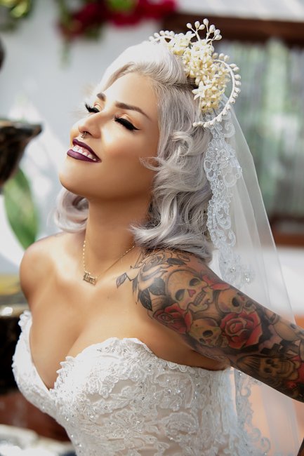 Яркая невеста с платиновым цветом волос