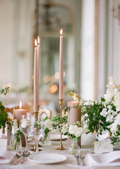 Декор свадьбы с длинными свечами
