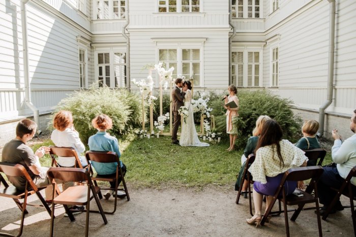 Камерная свадьба во дворе дома