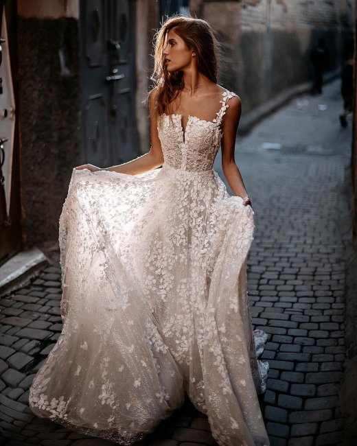 Свадебное платье с интересным декольте