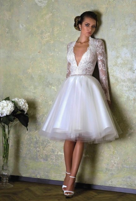 Короткое свадебное платье с кружевным рукавом