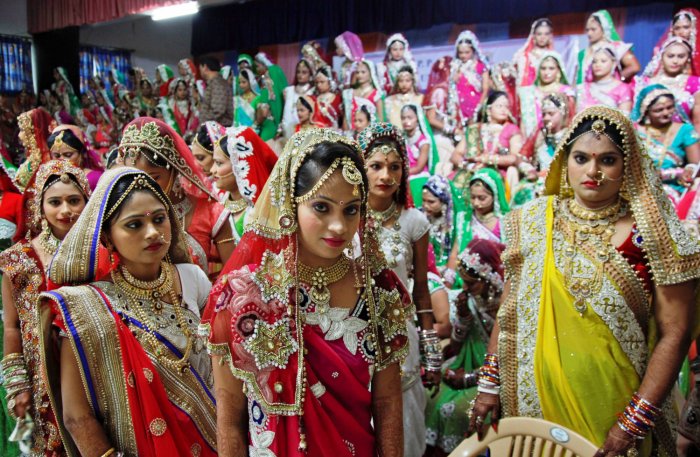 Массовая свадьба невест-сирот в Индии