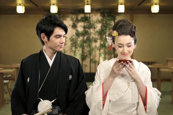 Японцы пьют сакэ на свадьбе