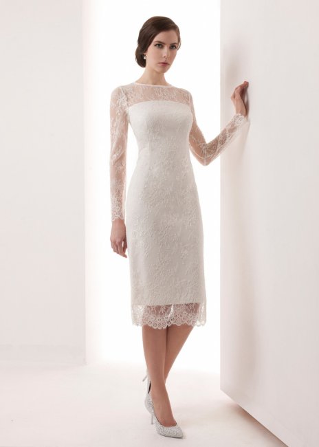 Короткое прямое белое платье после свадьбы можно надеть, в качестве вечернего