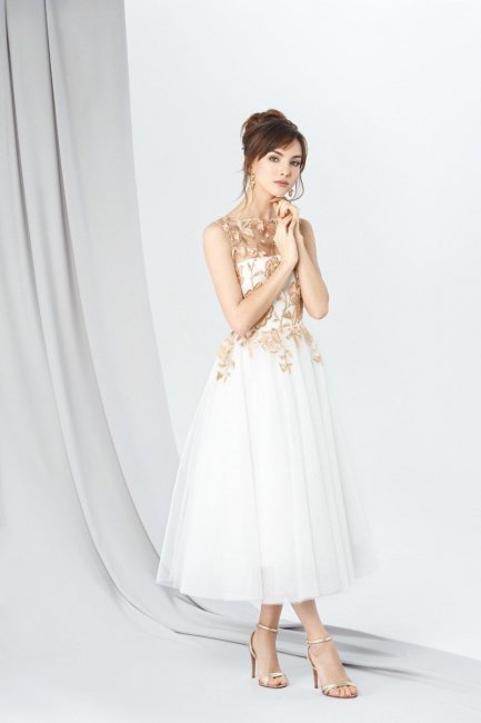 Красивое белое платье с цветным декором