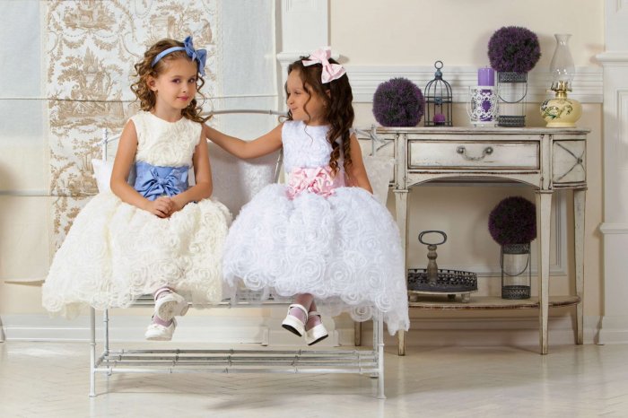 Нарядное детское платье можно сшить из свадебного платья