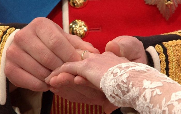 Уильям надевает кольцо на палец Кейт