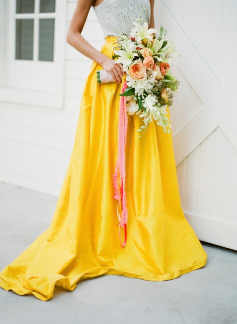 Желтые акценты в свадебном платье