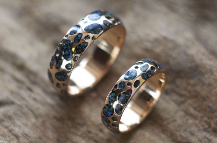 Стильне кольца со вставками синих камней