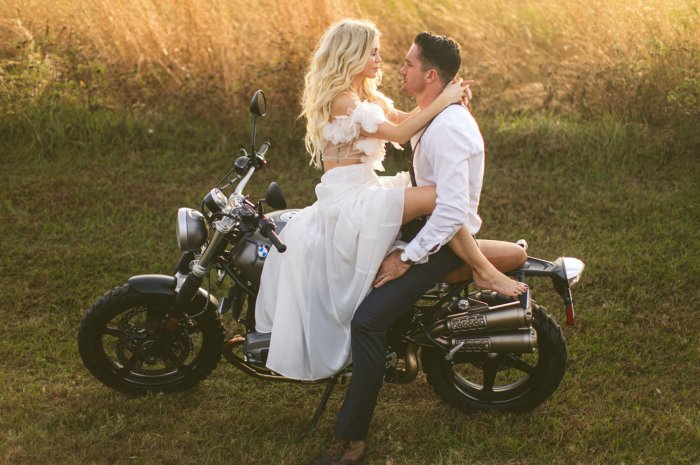 Свадебное фото на мотоцикле