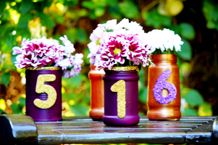 Цветные банки с номерами столов на свадьбе