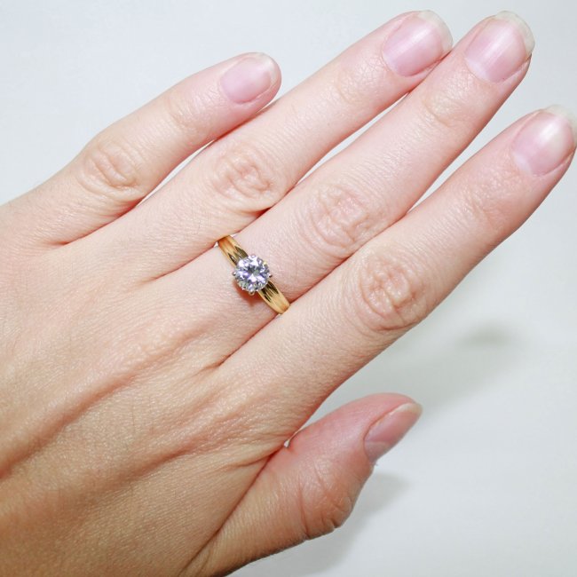 Кольцо с бриллиантом помолвочное и обручальное кольцо на одном пальце
