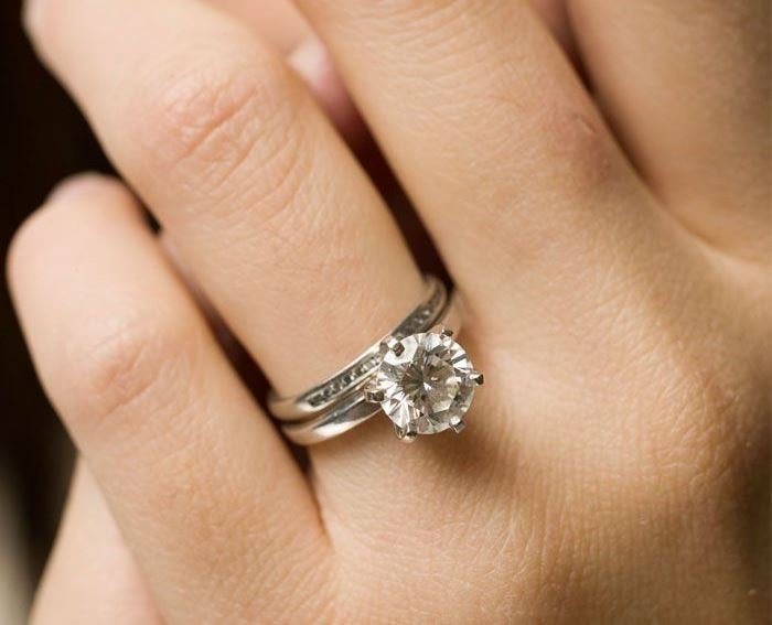 Кольцо на пальце на помолвку