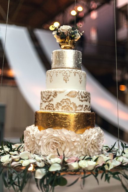 Металлический свадебный торт