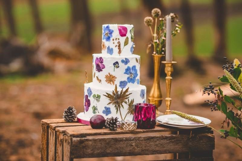 Декор свадебного торта сухими цветами