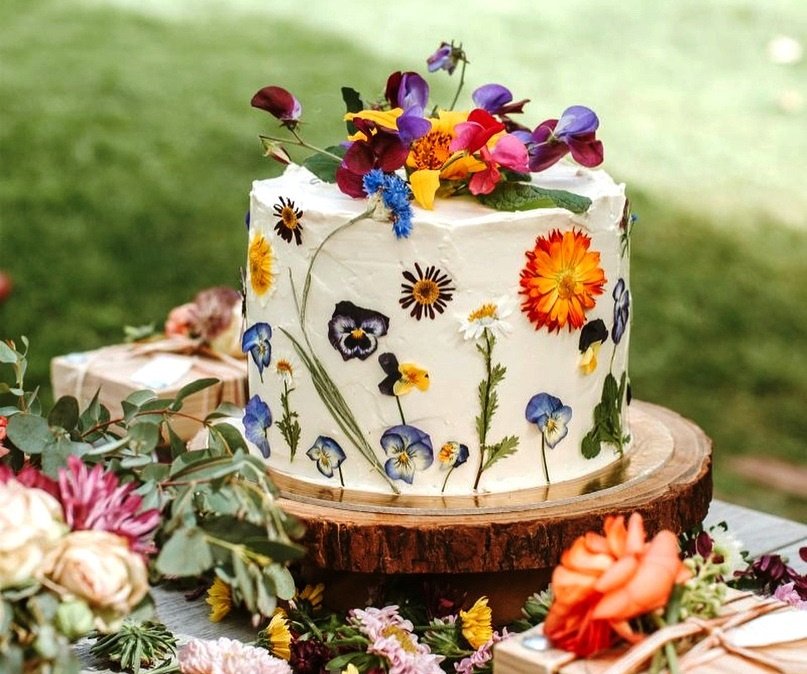 Торт для летней свадьбы с засушенными цветами