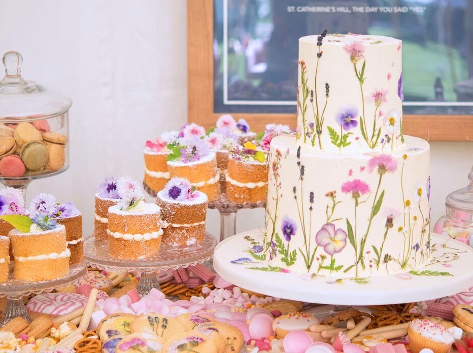 Одноярусный торт с засушенными цветами