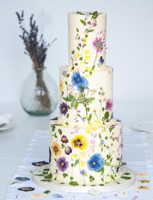 Декор праздничного торта сухими цветами