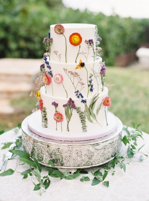 Декор свадебного торта засушенными цветами
