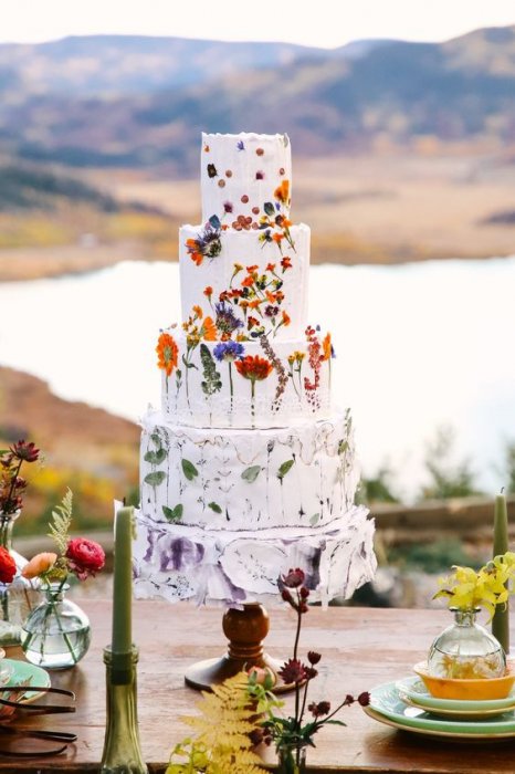 Декор свадебного торта красивыми сухоцветами