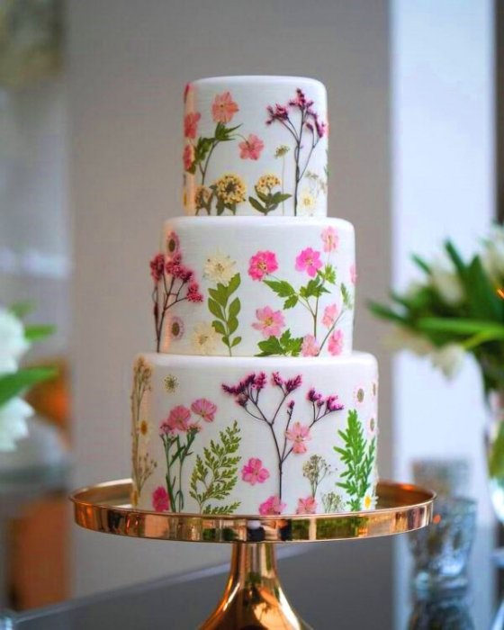 Декор свадебного торта розовыми цветами и зеленью