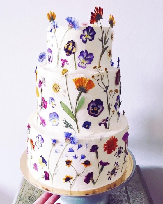 Декор свадебного торта сухими цветами и стебельками