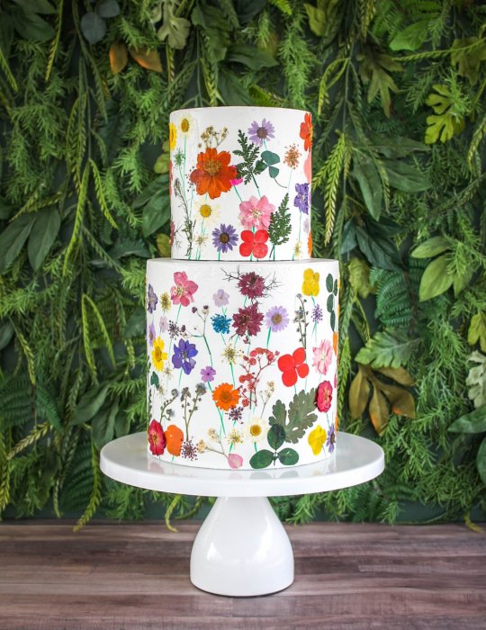 Декор свадебного торта цветами