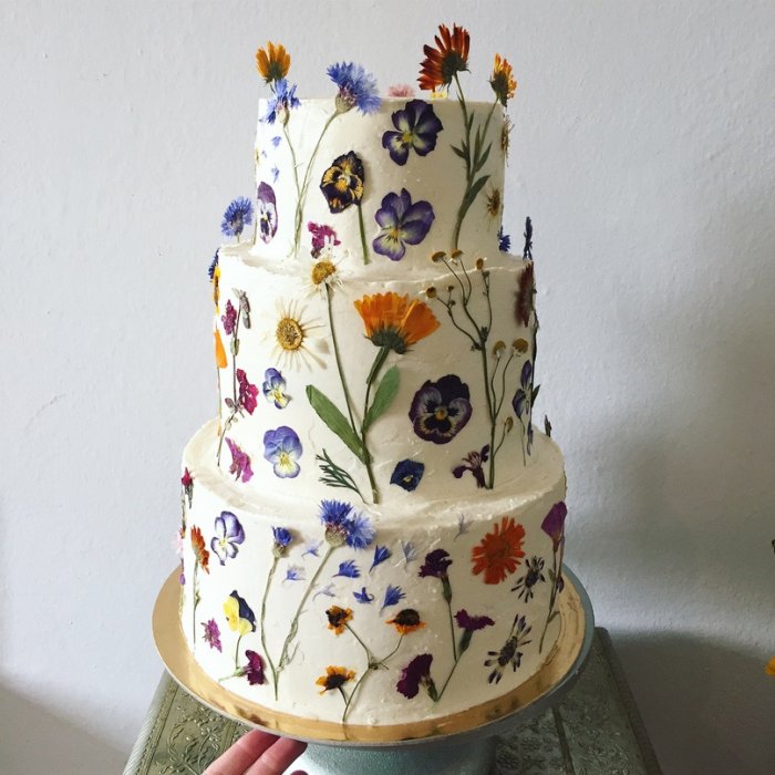 Свадебный торт с засушенными цветами