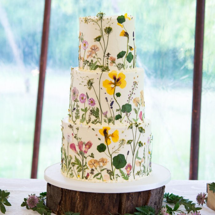 Стильное украшение торта сухоцветами