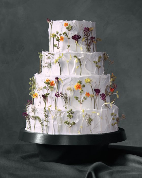 Стильный торт с засушенными цветами