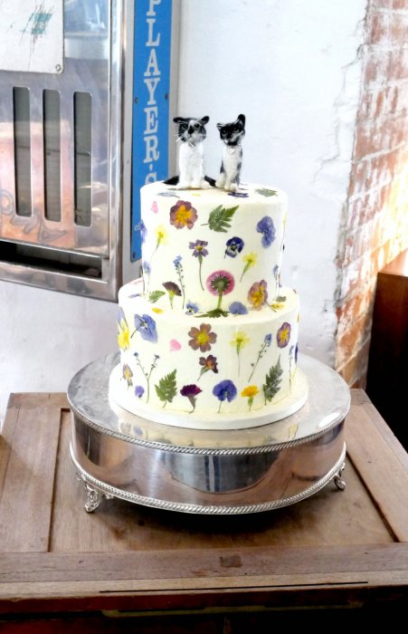 Торт на свадьбу с засушенными цветами