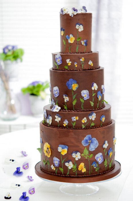Украшение шоколадного торта сухоцветами